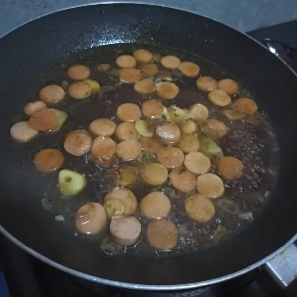 Masukkan air, beri saos tiram, lada bubuk, gula dan garam. Tes rasanya.