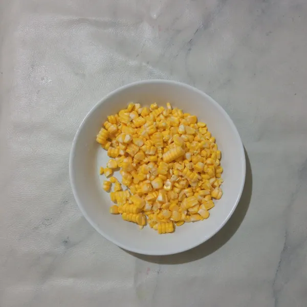 Pipil jagung, kemudian kukus selama 20 menit, angkat dan dinginkan.