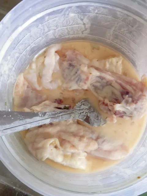 Masukkan ayam yang sudah dipotong-potong kedalam adonan tepung basah dan simpan didalam lemari es sekitar 30 menit.