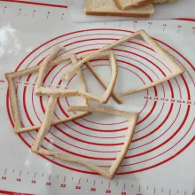 Siapkan bahan pinggiran roti tawar.
