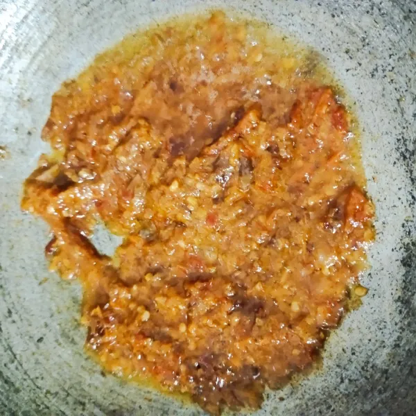 Ulek semua bahan sambal tomat hingga halus kemudian tumis hingga sambal matang.