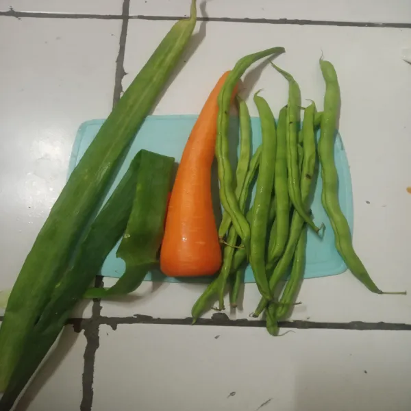 Kupas kulit wortel kemudian cuci bersama buncis dan daun bawang.