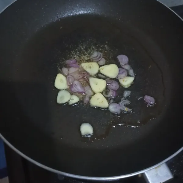 Tumis bawang merah dan bawang putih hingga harum.