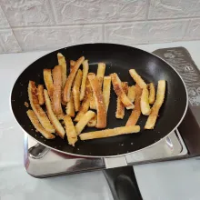 Panggang sebentar hingga kedua sisi roti kecoklatan. 
Aduk bolak-balik supaya tidak gosong, ketika sudah mengering, matikan api dan angkat pinggiran roti.