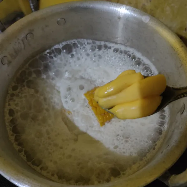Masukkan margarin dan sejumput garam, aduk rata.
