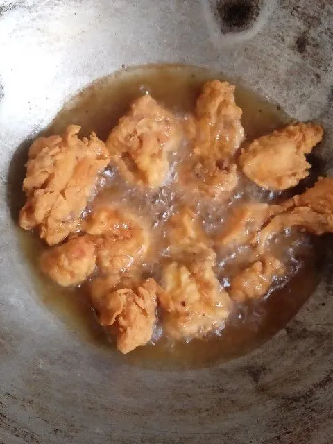 Siapkan wajan dan masukan minyak dengan api kecil hingga panas, lalu masukan ayam, masak hingga golden brown.