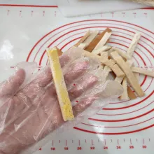 Kemudian beri olesan margarin di kedua sisi permukaan pinggiran roti.
