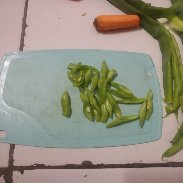 Potong buncis dan daun bawang.