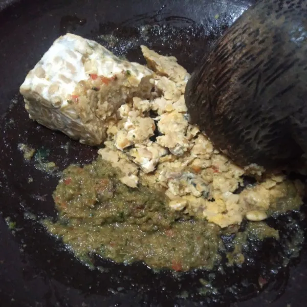 Tambahkan tempe lalu ulek bersama bumbu.