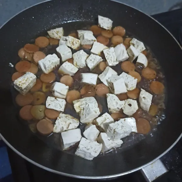 Masukkan tahu kukus, aduk rata. Tunggu hingga air menyurut.