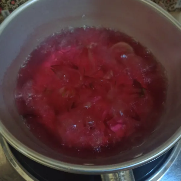 Tunggu hingga berwarna merah. Matikan kompor.