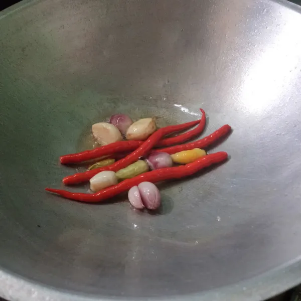 Goreng semua bumbu halus.