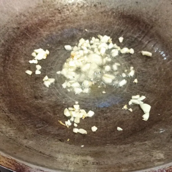 Panaskan minyak goreng, tumis bawang putih hingga harum.
