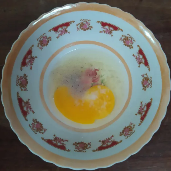 Rebus makaroni hingga aldente lalu tiriskan. 
Pecahkan telur, seasoning dengan garam, lada dan penyedap, kocok.