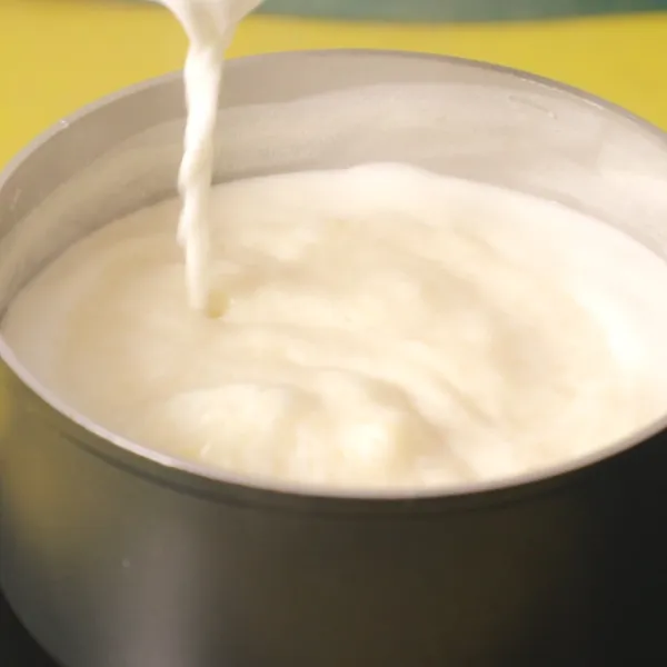 Masukkan larutan tepung maizena ke dalam panci dan masak kembali hingga mengental.