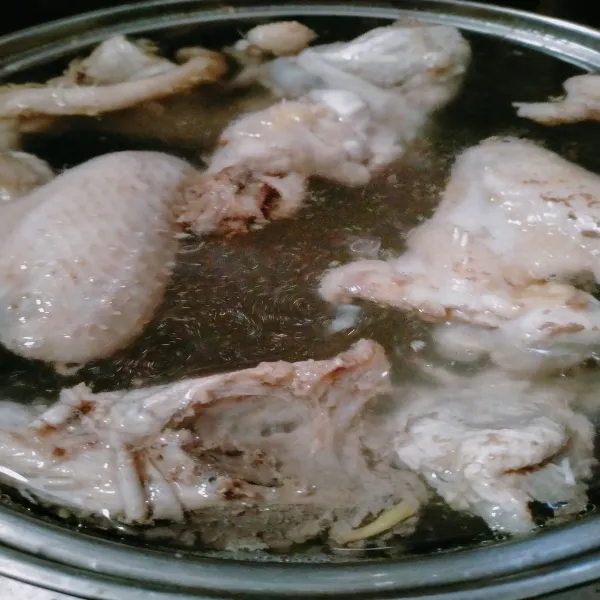Rebus ayam dalam air mendidih selama 10 menit. Buang airnya, tambahkan lagi 2,5 liter air, rebus sampai ayam empuk.  Keluarkan ayam dari air kaldu.