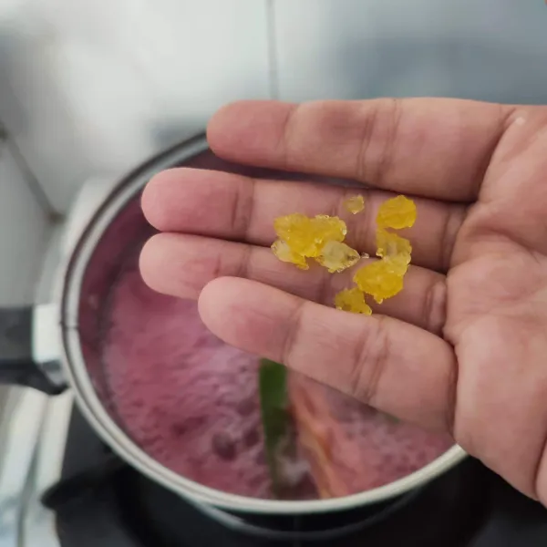 Rebus hingga mendidih, kemudian kecilkan api dan masukkan gula batu. Masak sampai air menyusut dan aroma rempah keluar.