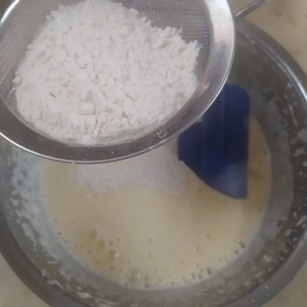Masukkan tepung terigu, baking powder dan garam dengan cara diayak 3 kali bertahap. 
Aduk secara perlahan dengan spatula.