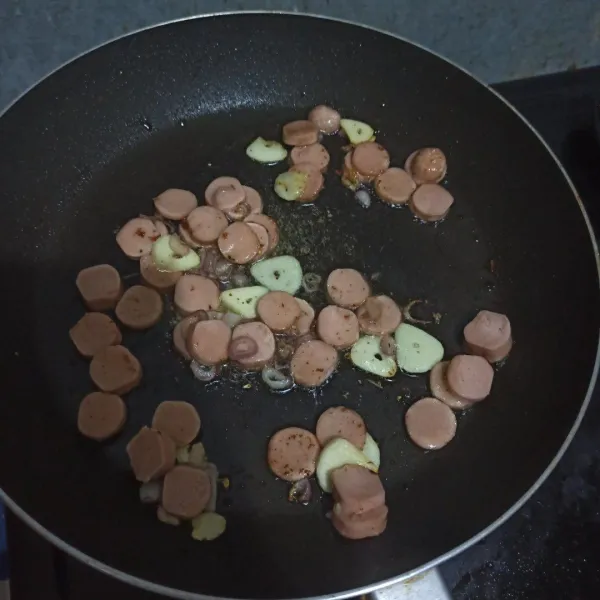 Masukkan sosis, aduk dan tunggu hingga mengering.