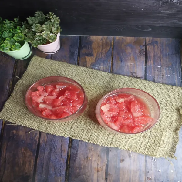 Siapkan gelas, taruh potongan semangka.