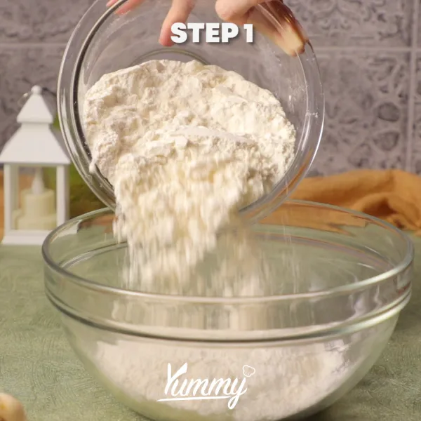 Campurkan tepung sagu, tepung terigu, penyedap rasa, lada, garam, telur, dan santan. Aduk hingga tercampur rata.