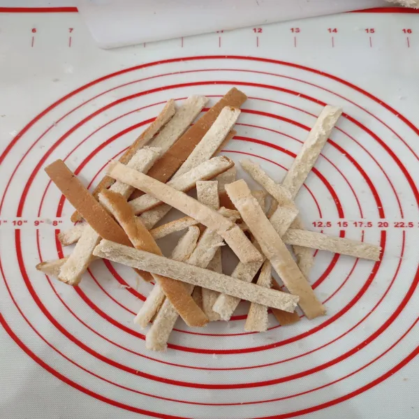 Potong setiap sisi roti tawar memanjang seperti stick.