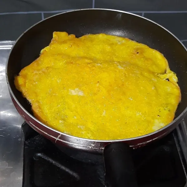 Buat telur dadar kemudian potong sesuai selera.