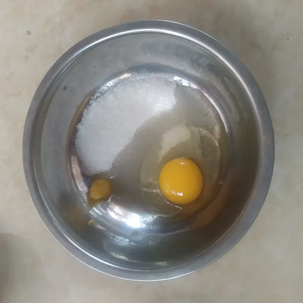 Campur telur, SP dan gula pasir.