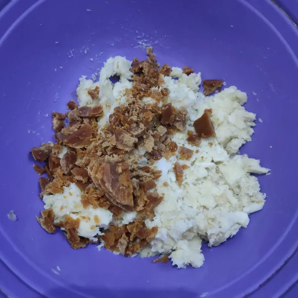 Tambahkan gula merah, kelapa parut dan garam.
Aduk menggunakan tangan hingga tercampur rata.