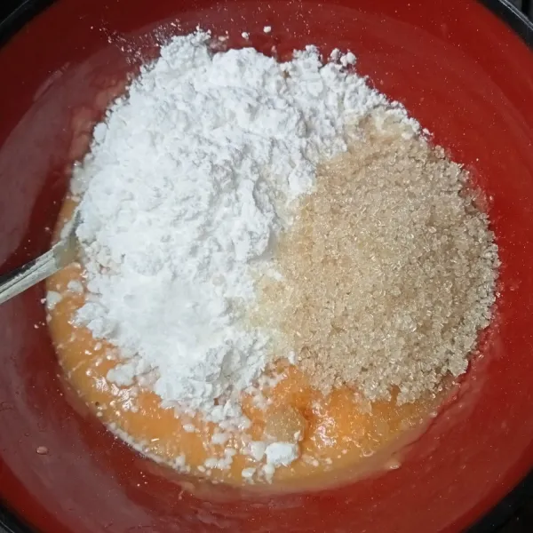 Campur ubi yang sudah diblender dengan tepung tapioka, gula pasir dan garam, aduk-aduk hingga tercampur rata.