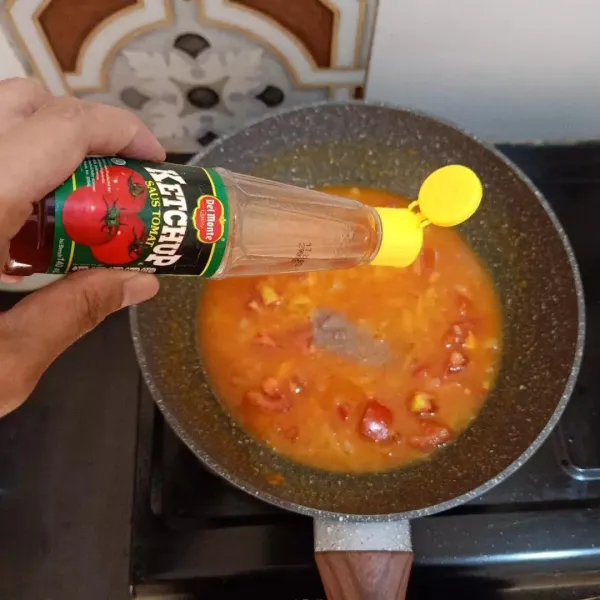 Masukan potongan tomat, masak hingga layu. Tambahkan saus tomat, saus tiram, garam, gula.aduk rata, koreksi rasa.