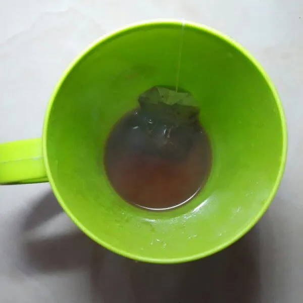 Tuang ke dalam gelas yg berisi teh celup. Diamkan hingga teh jadi.