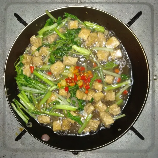 Masukkan irisan cabe rawit, beri penyedap rasa dan siap disajikan.