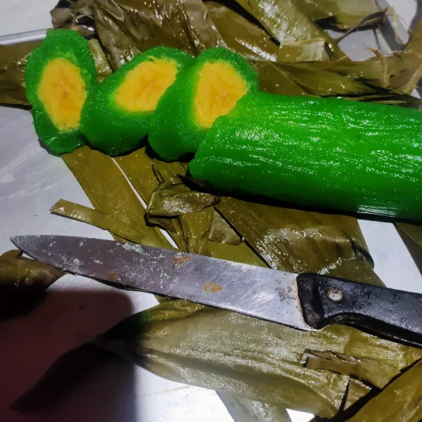 Potong jika sudah benar-benar dingin agar lebih mudah dan rapih, sajikan bersama pelengkap kelapa parut.