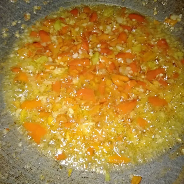 Panaskan sedikit minyak dan masukkan cabe dan bawang putih yang sudah dihaluskan, tumis hingga harum dan mulai layu.