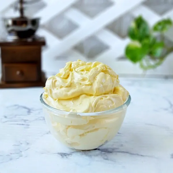 Butter Cream siap dipakai. Jika sisa Butter Cream masukkan dalam wadah,simpan didalam lemari es. Jika ingin digunakan kembali, keluarkan hingga Butter Cream meleleh dan siap diaplikasikan.