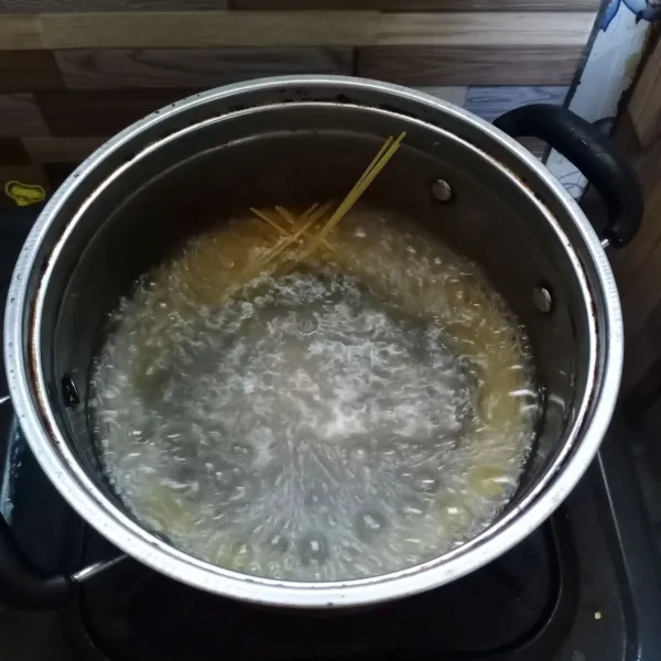Didihkan air di panci, beri sedikit minyak dan garam. Masukkan spaghetti, rebus sampai aldente.