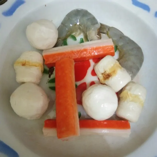 Siapkan bakso sea food dan udang.