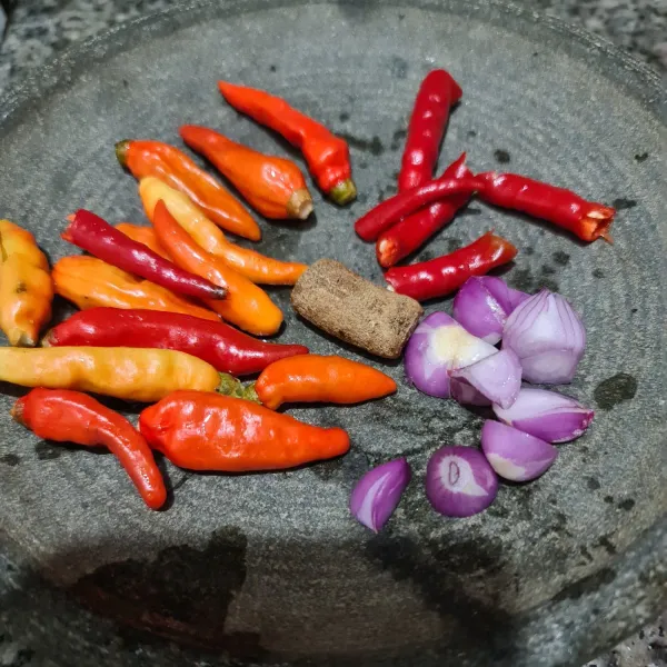 Masukkan ke dalam cobek cabe, bawang merah dan terasi.