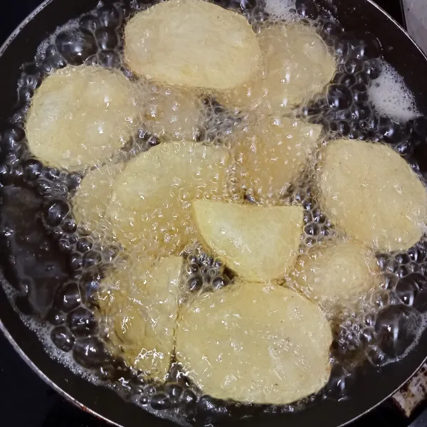 Kupas kentang, cuci dan potong-potong. Panaskan minyak kemudian masukkan kentang. Goreng kentang hingga kering, masukkan bawang dan goreng hingga matang.