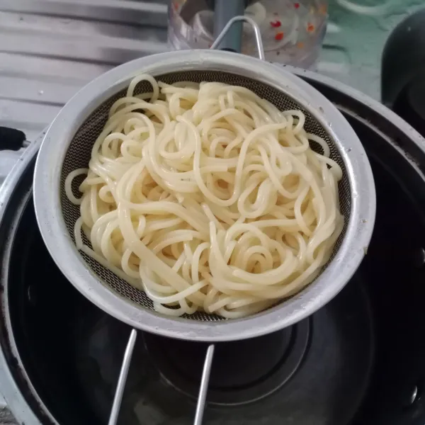 Angkat dan tiriskan.