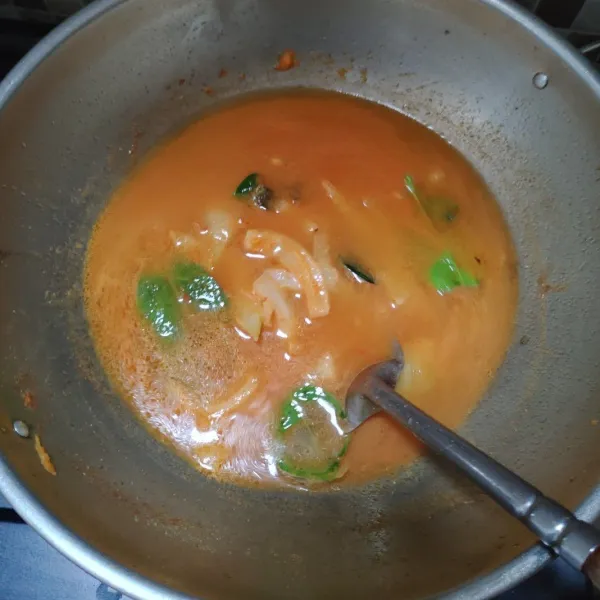Tumis bumbu dan tambahkan bawang bombay, daun salam dan daun jeruk masak bumbu hingga matang dan tanak. Kemudian tuang air.