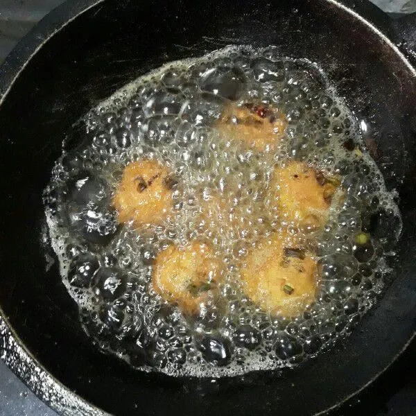 Goreng hingga matang dan berwarna kecoklatan. Angkat dan tiriskan. Siap disajikan.