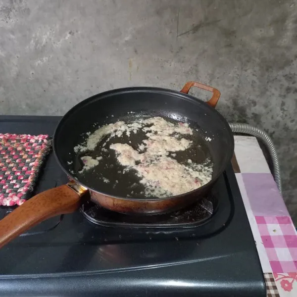 Tumis bumbu halus sampai harum.