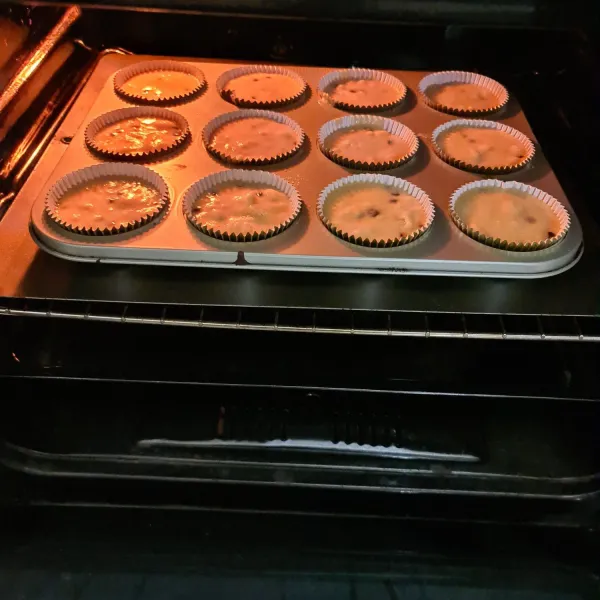 Panggang dengan suhu 180°C selama 15 menit lalu turunkan suhu menjadi 170°C selama 15 menit. Sesuaikan dengan oven masing-masing.
