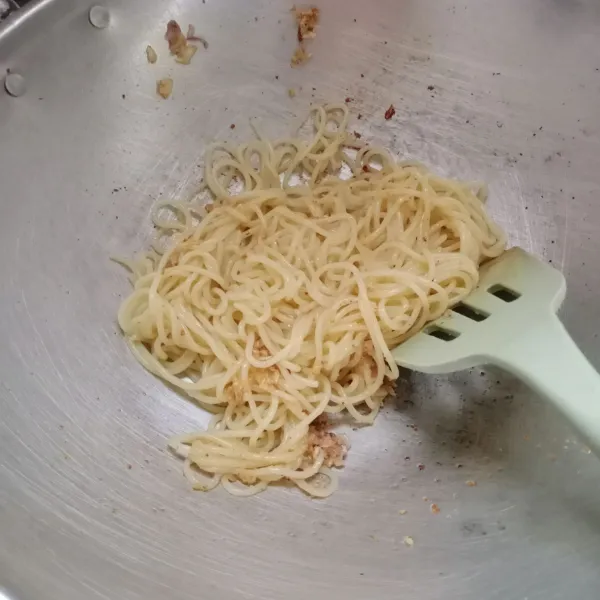 Masukkan spaghetti, aduk rata.