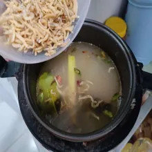 Masukkan ke dalam rice cooker lalu masukkan ikan teri medan yang sudah digoreng. 
Masak di rice cooker hingga matang.