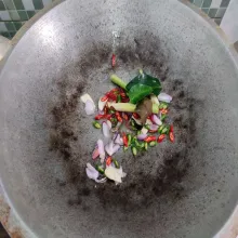 Tumis bumbu iris dengan 2 sdm minyak goreng sisa menggoreng ikan teri, tambahkan serai, daun salam, daun jeruk, tumis hingga wangi dan sedikit berubah warna. 
Matikan api.