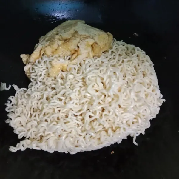 Masukkan mie rebus dan telur orak-arik, aduk rata.