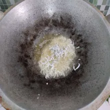 Panaskan minyak goreng, kemudian goreng ikan teri medan hingga garing. 
Kemudian angkat dan tiriskan minyak.